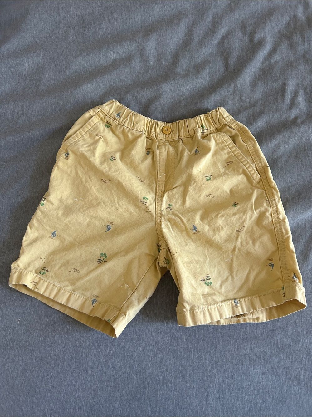 Uniqlo Yellow Sailboat & Palm Printed Pull-On Shorts in Size 5-6